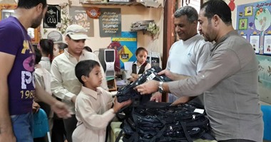 بالصور.. جمعية جيل يناير توزع حقائب مدرسية على الطلاب