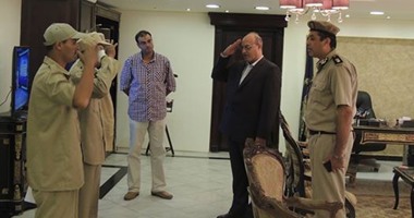مدير أمن القليوبية يكرم 3 خفراء لتفانيهم فى أداء واجبهم