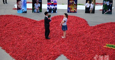 بالصور.. "الحب بهدلة".. شباب يبتكرون أفكارا جديدة لطلب الزواج.. روسى يرتدى زى "الباندا".. وآخر يحضر فرقة موسيقية للمطار.. وصينى يصنع قلبا من الفلفل الأحمر.. وأمريكى يستوحى مشهدا من فيلم frozen