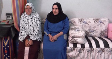 "الحياة فى الضلمة".. حكاية "هبة ومنى" الكفيفتين مع معيشة الأوضة والصالة.. تربيان الحمام وتسمعان أم كلثوم.. تحملان ابتسامات طفولية ووالدتهما تعولهما ببيع "الترمس".. و"معاش الضمان الاجتماعى" حلم العمر