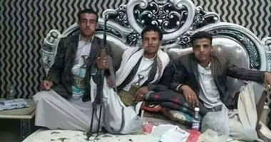 رواد مواقع التواصل يتداولون صورا لحوثيين يحتلون منازل مواطنين باليمن