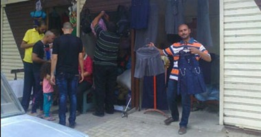 رئيس حى غرب بالإسكندرية يسلم 89 باكية للباعة الجائلين