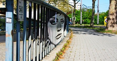 بالصور.. فنان ألمانى يبدع فى رسم مجموعة لوحات رائعة على أعمدة وأسوار الحدائق ترى من زاوية واحدة فقط..براعة استخدام الألوان المتناغمة تتجسد فى عمل Zebrating"".. واللوحات المجسمة كما لم تراها من قبل