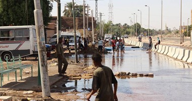 أهالى قرية بأسوان يقطعون الطريق الزراعى والسكة الحديد