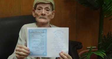 مُسن بالمنيا يتقدم الصف لشراء شهادة استثمار قناة السويس