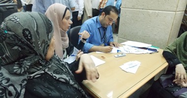 بالصور.. إقبال كبير بالبحيرة على البنوك لشراء شهادات استثمار القناة