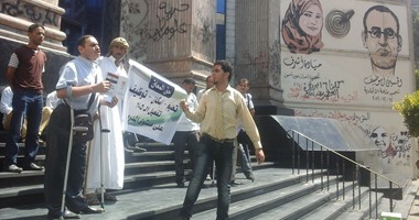 ذوو الاحتياجات الخاصة يتظاهرون أمام "الصحفيين"
