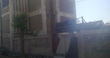 مدارس بنى سويف فى انتظار المجهول.. تلاميذ مدرسة تزمنت الابتدائية يودعون أهاليهم بنطق الشهادتين.. المدرسون يستخدمون الحجارة مقاعد لهم.. المياه الجوفية أكلت سلالم وجدران الابتدائية المشتركة بباروط