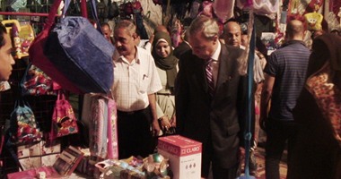 محافظ قنا يفتتح معرضا لمستلزمات المدارس بأسعار مخفضة
