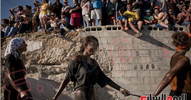 الإسبان يلطخون أجسامهم بـ"الشحم" والماء فى احتفال تقليدى