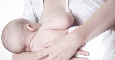 إخصائى أطفال: ضعى جدولا لإرضاع طفلك لانتظام أمعائه وضبط معدلات إخراجه