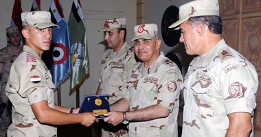 بالصور.. وزير الدفاع يلتقى أعضاء هيئة التدريس وطلبة الكلية الحربية