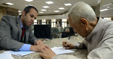توافد المصريين على البنوك لشراء شهادات استثمار قناة السويس