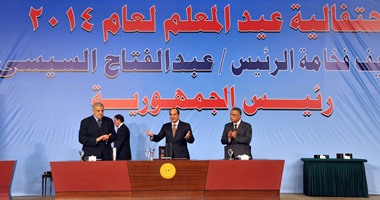 بالصور.. "السيسى" يكرم المعلمين ويعدهم بــ"مكانة" لها قدرها وهيبتها