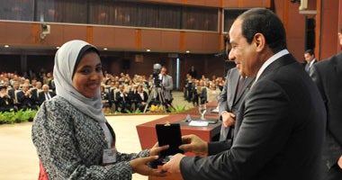 نرصد كواليس حفل عيد المعلم بمركز المؤتمرات بمدينة نصر.. وزير التعليم يهدى رئيس الجمهورية مصحفا.. والرئيس يؤكد دعمه للتعليم والصحة.. ومعلم يقاطع السيسى خلال خطابه: "ربنا ينصرك ويوفقك ياريس"