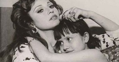 رحلة اكتمال القمر .. مراحل حياة مديحة كامل من الطفولة حتى الوفاة فى 15 صورة