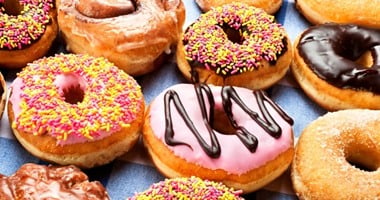 ماذا يحدث لسكر الدم عند تناول الدونات؟.. خبراء يوضحون تأثيرها على الجسم