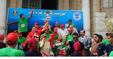 طلاب "عين شمس" يستقبلون شعلة شباب الجامعات أمام قصر الزعفران