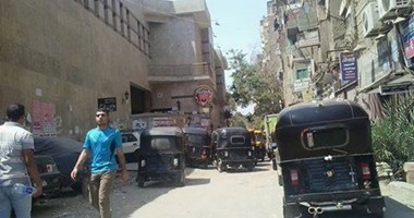 صحافة المواطن.. شكوى من الزحام أمام مترو حدائق المعادى بسبب التوكتوك