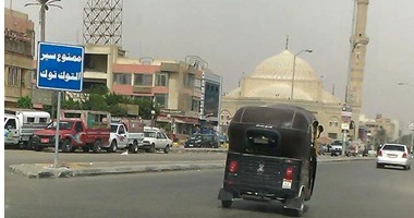 "توك توك"يسير بجوار لافتة تحذر من سيره فى 6 أكتوبر