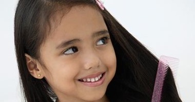 قبل ما يرجعوا المدرسة.. 5 خطوات لتحافظى على نظافة شعر بنتك فى المدرسة