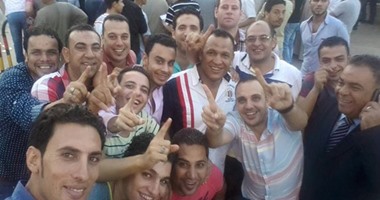 بالصور.. المرشحون للبرلمان يلتقطون صور سيلفى أمام محكمة كفر الشيخ