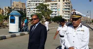 بالصور.. مرور السويس يضع ملصقات بالتعريفة بسيارات التاكسى فى المحافظة