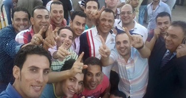 مرشحو مجلس النواب بكفر الشيخ يفترشون الأرصفة ويتلقطون "صور سيلفى" 