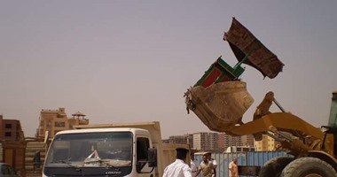 بالصور.. حى البساتين يغلق 51 محلا مخالفا بدون تراخيص 