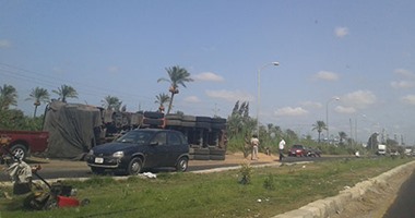 انقلاب مقطورة محملة بالقمح على طريق دمياط الجديدة