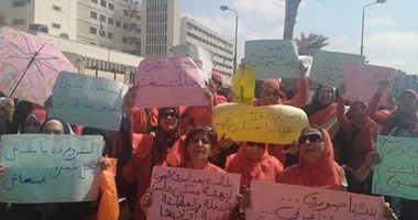 بالفيديو والصور.. المطلقات والأرامل فى بورسعيد يتظاهرن بملابس حمراء رمز "الإعدام" لحرمانهن من شقق "الإسكان الاجتماعى".. رشا: "مفيش مسئول بيحس بينا وعايزين سكن يحمينا من التشرد".. ونصرة: "أسكن فى عشة"