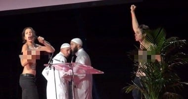 بالصور..إمرأتان عاريتان من حركة "فيمن" يقتحمان مؤتمرًا إسلاميًا فى باريس