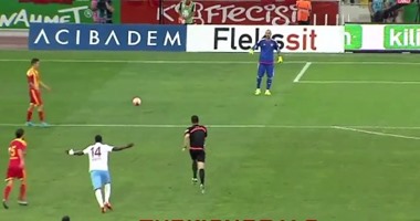 بالفيديو.. سماعة الأذن تنقذ حكما تركيا من فضيحة تحكيمية