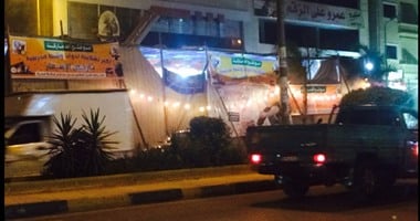 صحافة المواطن:بالصور..محل يستولى على حارة كاملة من الطريق بكفر الدوار