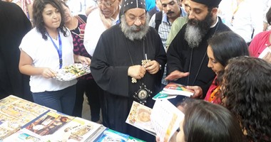 جولة فى معرض الكتاب القبطى.. جناح خاص لكتابات البابا شنودة والأنبا بولا يصدر سلسلة كتب عن الأحوال الشخصية وغياب تام لكتب معارضى الكنيسة وتلميذ متى المسكين: لم نمنع من المشاركة