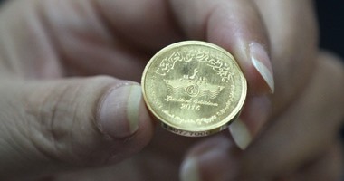"اليوم السابع" تلتقى هواة جمع العملات أمام شبابيك بيع تذكارات قناة السويس بالخزانة العامة.. المستشار عادل فهمى يشترى مجموعتين بقيمة 123 ألف جنيه.. وشكوى من ارتفاع أسعار الإصدار الذهبى