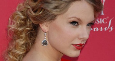 تايلور سويفت وجاستين بيبر يسيطران على ترشيحات "MTV Europe Music Awards" 2015.. كانى ويست ونيكى ميناج أقوى المنافسين على جائزة مغنى هيب هوب.. "ليدى جاجا وتونى بانيت" أهم المنافسين لجائزة العروض الحية