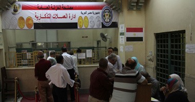 إقبال المواطنين على شراء  العملات التذكارية لقناة السويس