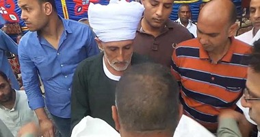 بالفيديو.. والد يتقدم بكفن ابنه بعد قتله لعمه بأرض اللواء