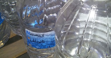ضبط سائق وصاحب مخزن لتعبئتهم مياها عادية وبيعها على أنها معدنية بالغردقة 