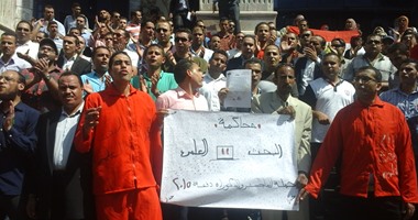 حاملو الماجستير ينقلون وقفتهم من أمام الصحفيين إلى البوابة الرئيسية للوزراء