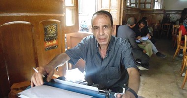 "السكرى".. أشهر رجل يكتب مذكرات قضائية بالإسكندرية ويتردد عليه كبار المحامين خاصة فى قضايا المخدرات الكبرى وجرائم القتل.. حاصل على معهد فنى تجارى وضليع فى كتابة المذكرات ومقر مكتبه هو "المقهى"