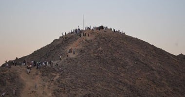 بالصور.. الصوفيون يطبقون مناسك للحج في مولد أبو الحسن الشاذلى بالبحر الأحمر.. يصعدون جبل "حميثرة" في يوم عرفة ويجمعون الحصى.. ويبدؤون الاحتفالات فى الأول من ذى الحجة.. ويلقبونه بـ"الحج الأصغر"