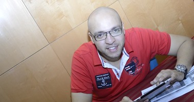 "بلاها فيس بوك".. "إسلام" يحول مواقع التواصل الاجتماعى لمكتبة علمية