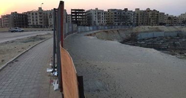 صحافة المواطن..شكوى من استيلاء كومباوند بالقاهرة الجديدة على شارع جانبى