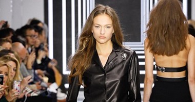الأسود يسيطر على عرض أزياء Versus Versace بأسبوع الموضة فى لندن
