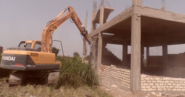 بالصور.. حملة لإزالة التعديات على الأراضى الزارعية فى قليوب
