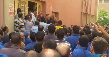 عمال شركة النيل للأدوية يضربون عن العمل بعد قرار خصم علاوة الـ10%