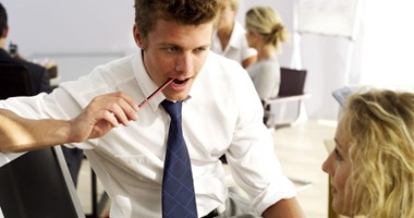 5 أسباب تخليكى تفكرى ألف مرة قبل الارتباط بزميلك فى الشغل