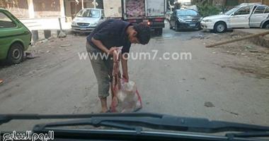 صحافة المواطن..قارئ يشارك بصور لشخص يجمع "سجق" من الأرض بمنطقة الظاهر بالقاهرة